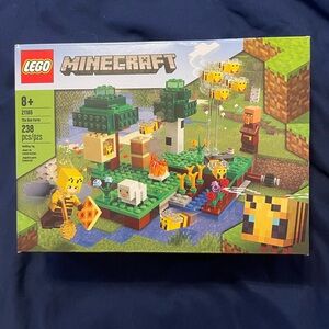 LEGO Minecraft The Bee Farm - new unopened box
